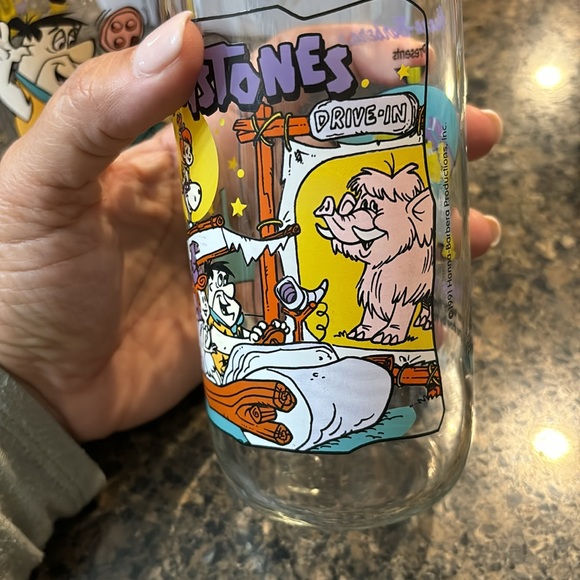 Full set of 4 vintage Flintstones commemorative drink ware. - Picture 4 of 5